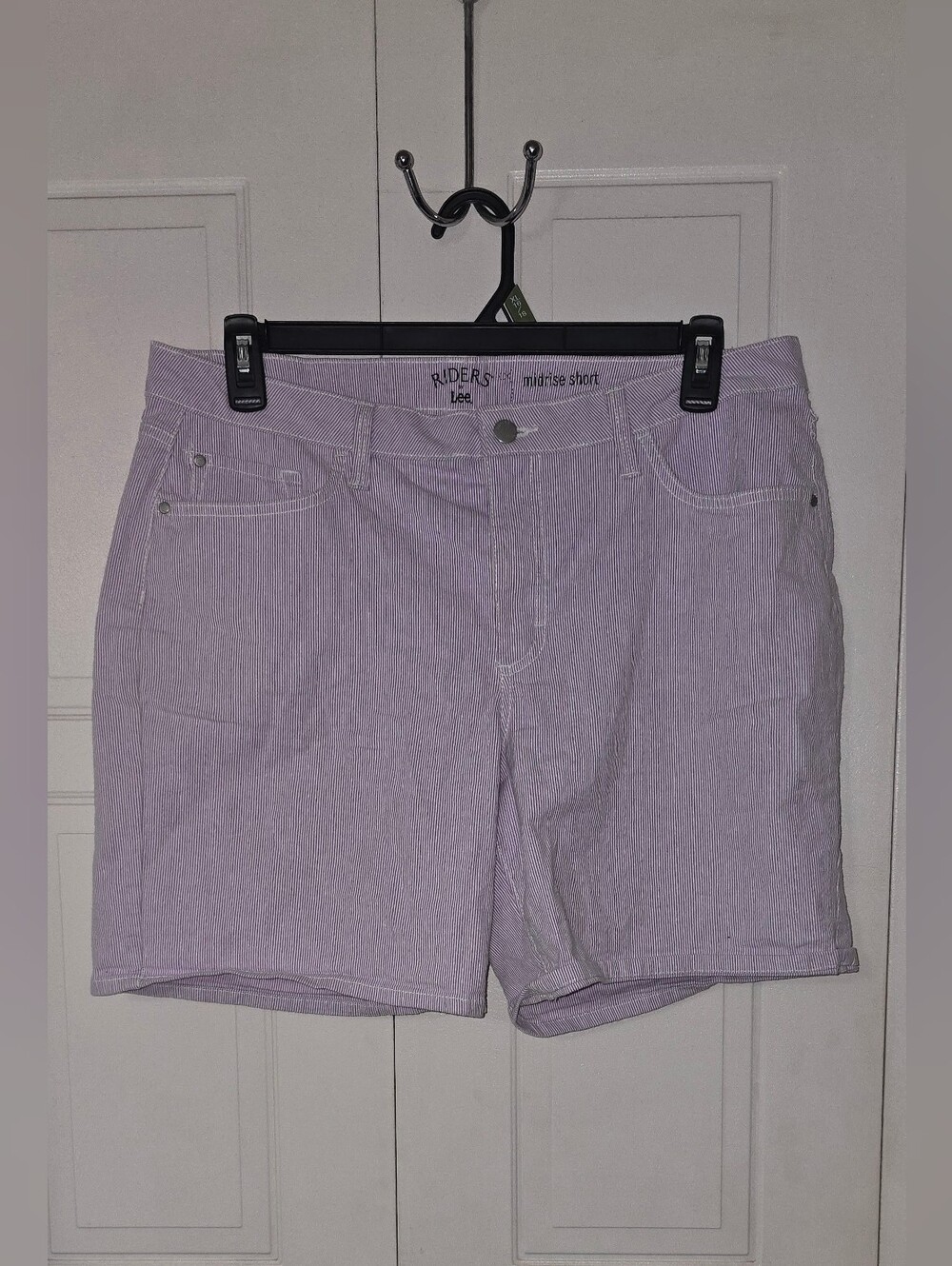 Riders By Lee - Lavender/Lilac Midrise Women’s Shorts - Fits Like An XL